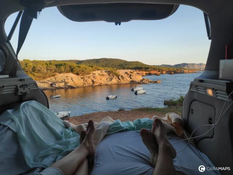Ruta en camper por Ibiza: itinerario imprescindible entre calas, faros y pueblos blancos