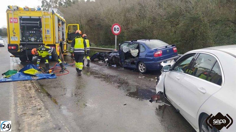 Dos turismos implicados en accidente en Luanco dejan tres varones heridos.