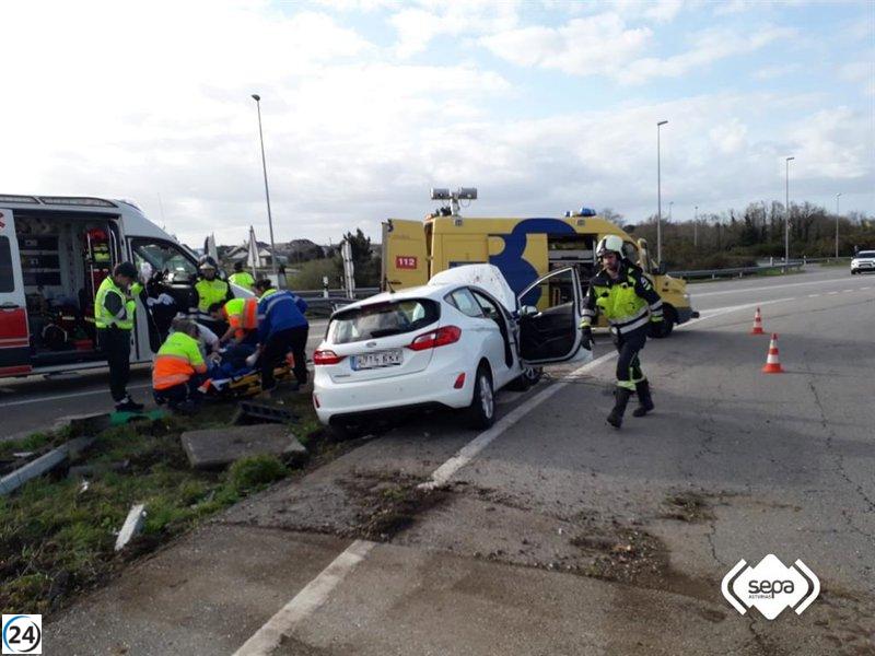 Accidente en la N-640: conductor herido al salirse de la carretera en Barres (Castropol)