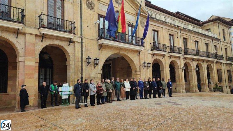 El Ayuntamiento de Oviedo conmemora a las víctimas del 11M con un minuto de silencio.