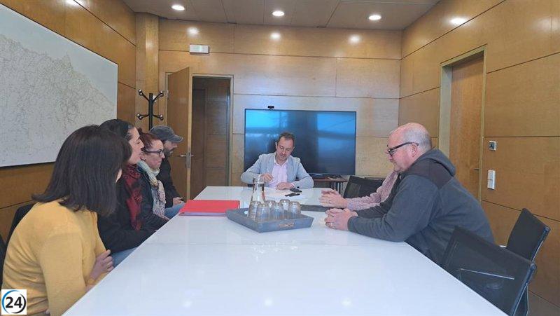 Zapico tranquiliza a vecinos ante expansión descontrolada de energía eólica