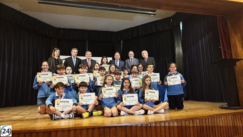 Estudiantes de Santa María del Naranco son reconocidos por su participación en el programa de economía.