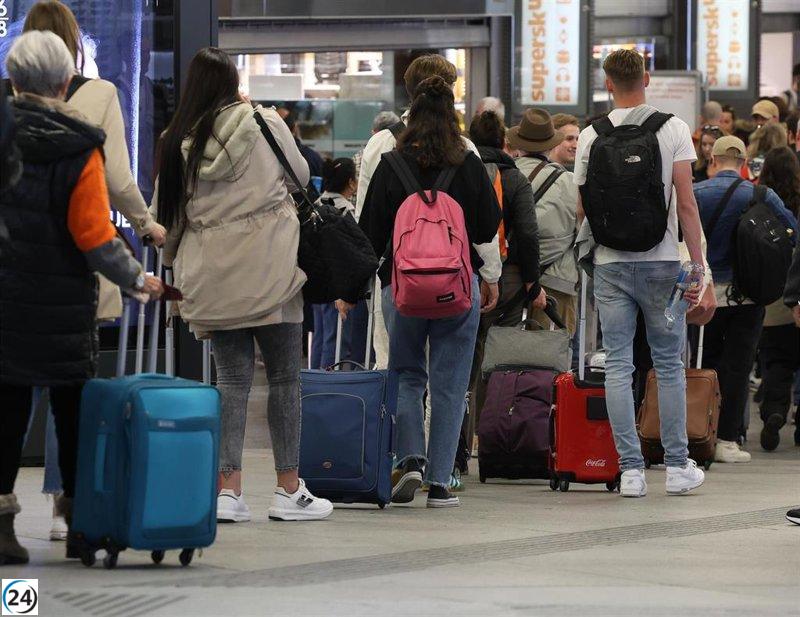 Transportes ofrece descuentos en viajes de verano para jóvenes a través de su página web a partir de este lunes.