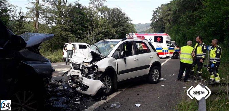 Choque entre coche y furgoneta deja tres heridos en Piloña