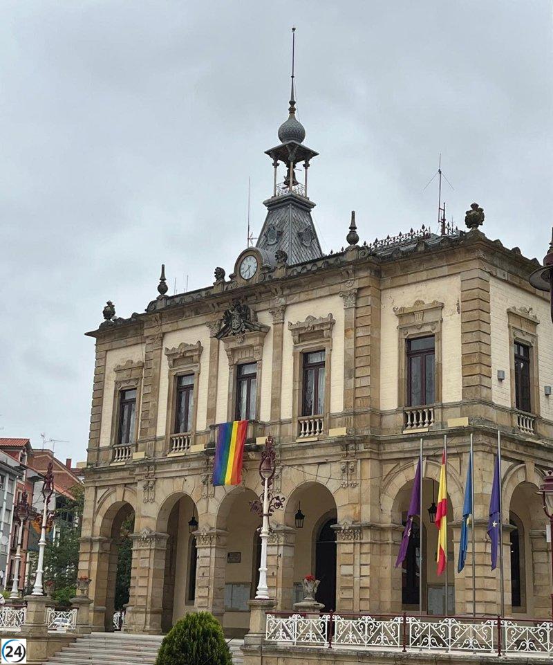 El alcalde de Villaviciosa propone medidas contra la intolerancia después de que Vox denunciara la presencia de la bandera LGTBI.