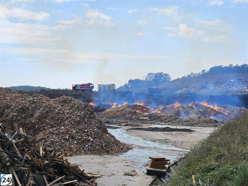 Incendio en Cogersa: sospechan que objeto en residuos de madera causó el fuego