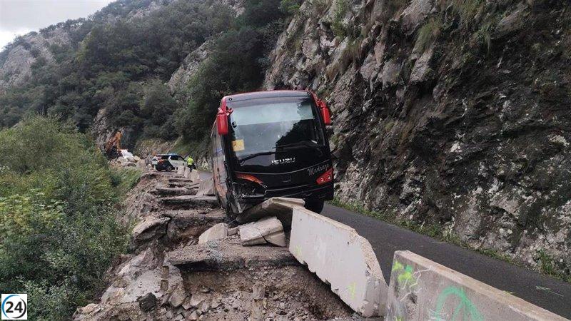 Accidente de autobús interrumpe tráfico en Desfiladero de la Hermida.