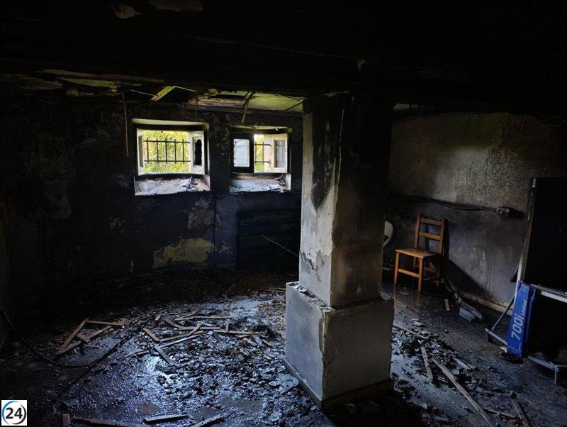 Incendio en Alfaraz, Avilés: parte de un inmueble queda devastada.