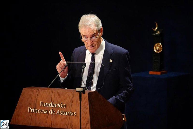 Ignatieff critica la idea de premios como una forma de autoindulgencia.