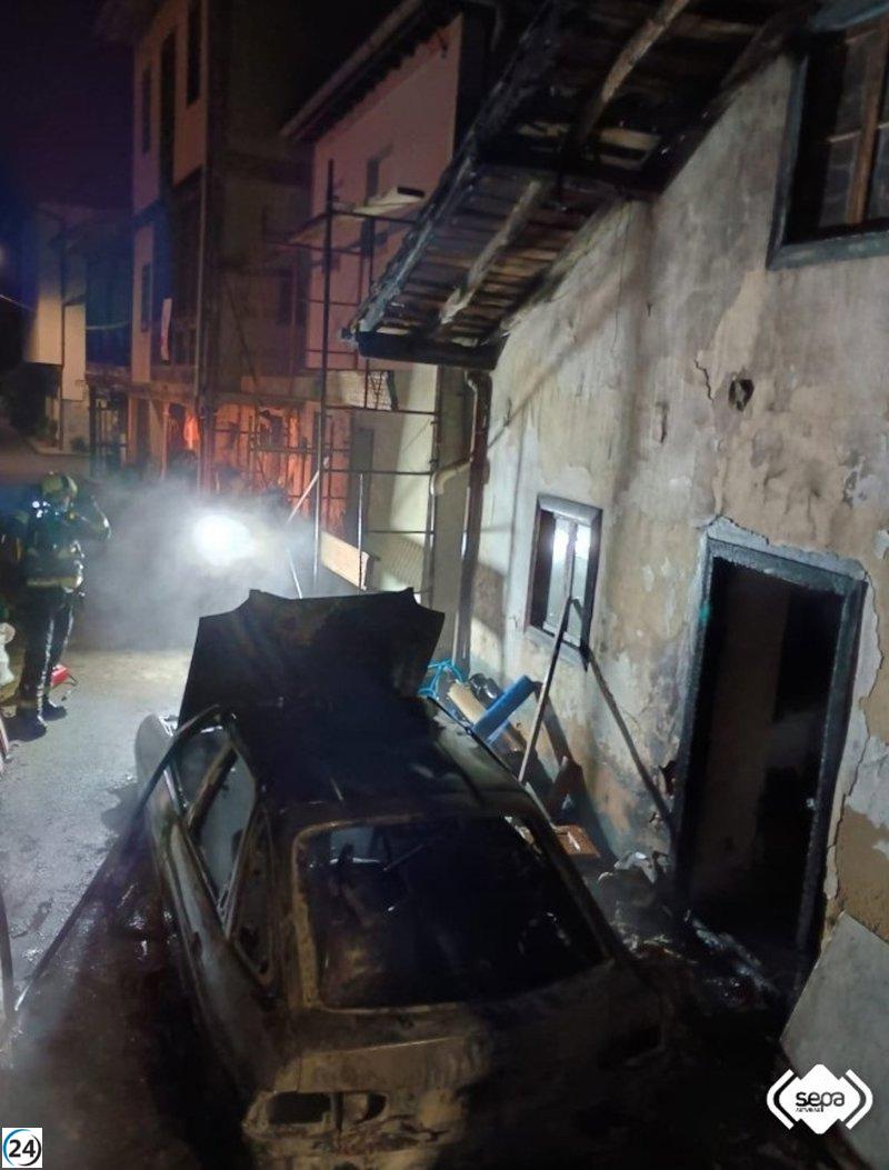 Incendio de vehículo impacta en residencia en Grado.