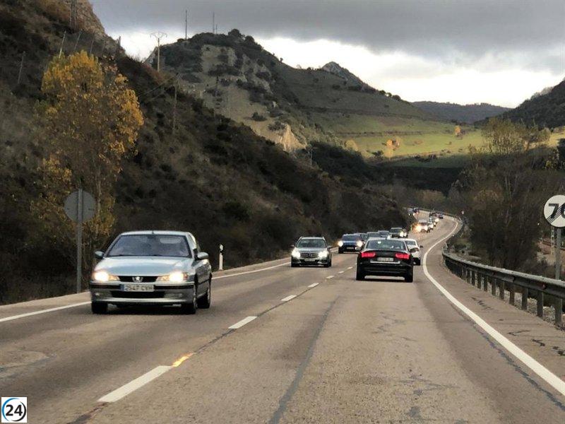 La Guardia Civil socorre a cuatro camiones en Pajares por dificultades de tracción.