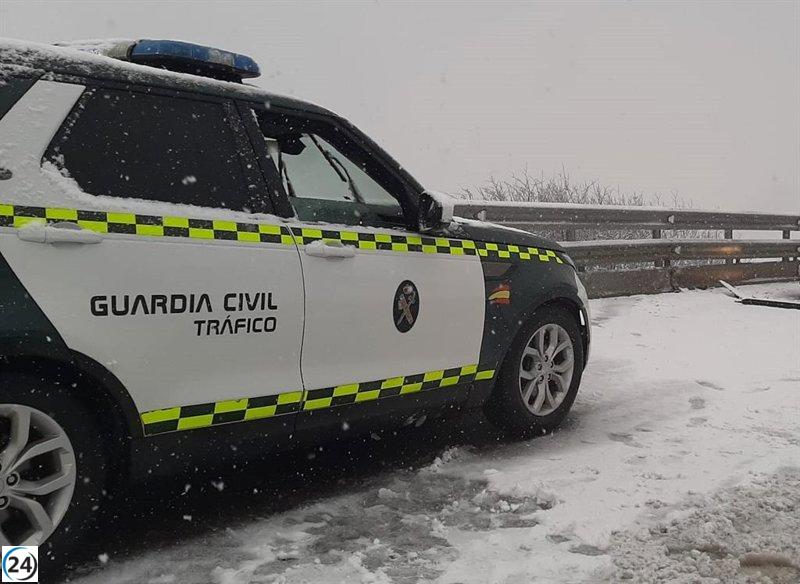 La Guardia Civil retiene 25 camiones en Lena debido a problemas de circulación en Pajares.