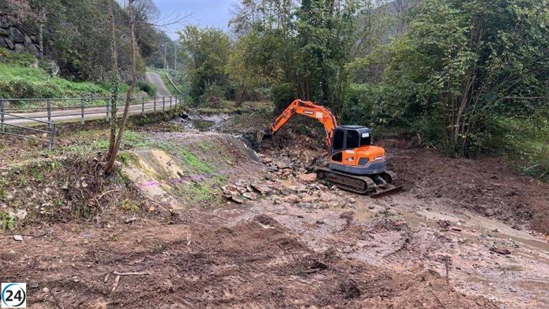 La CHC despeja obstáculos en el río Gafo, Oviedo.