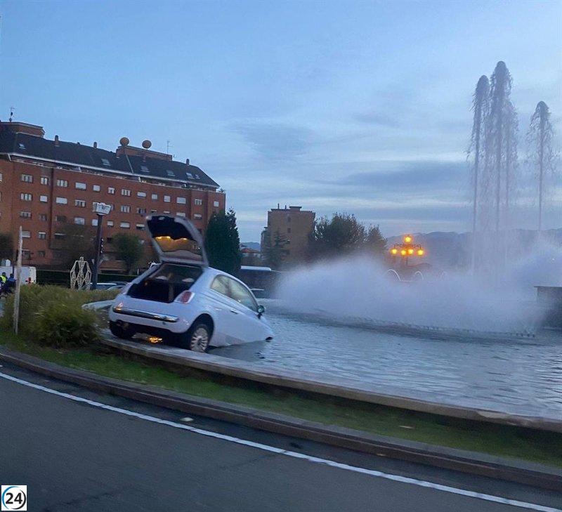 Oviedo: Accidente vehicular provoca que un coche termine en la fuente de Plaza de Castilla.