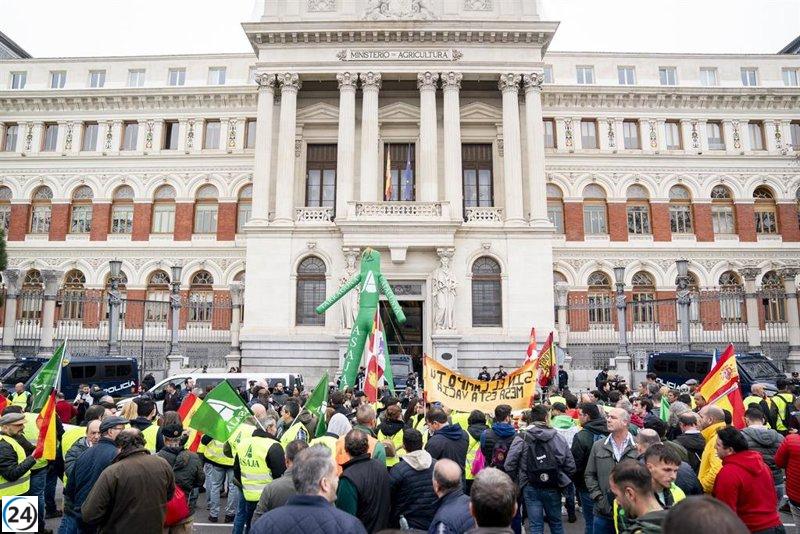Productores agrarios se manifiestan en Madrid contra el pacto con Mercosur.