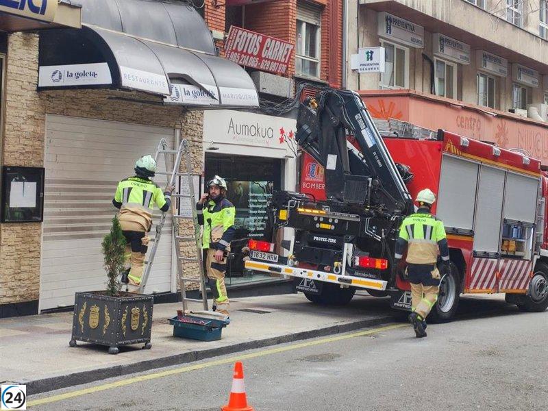 Bomberos responden tras el colapso de un tejadillo en un bar.