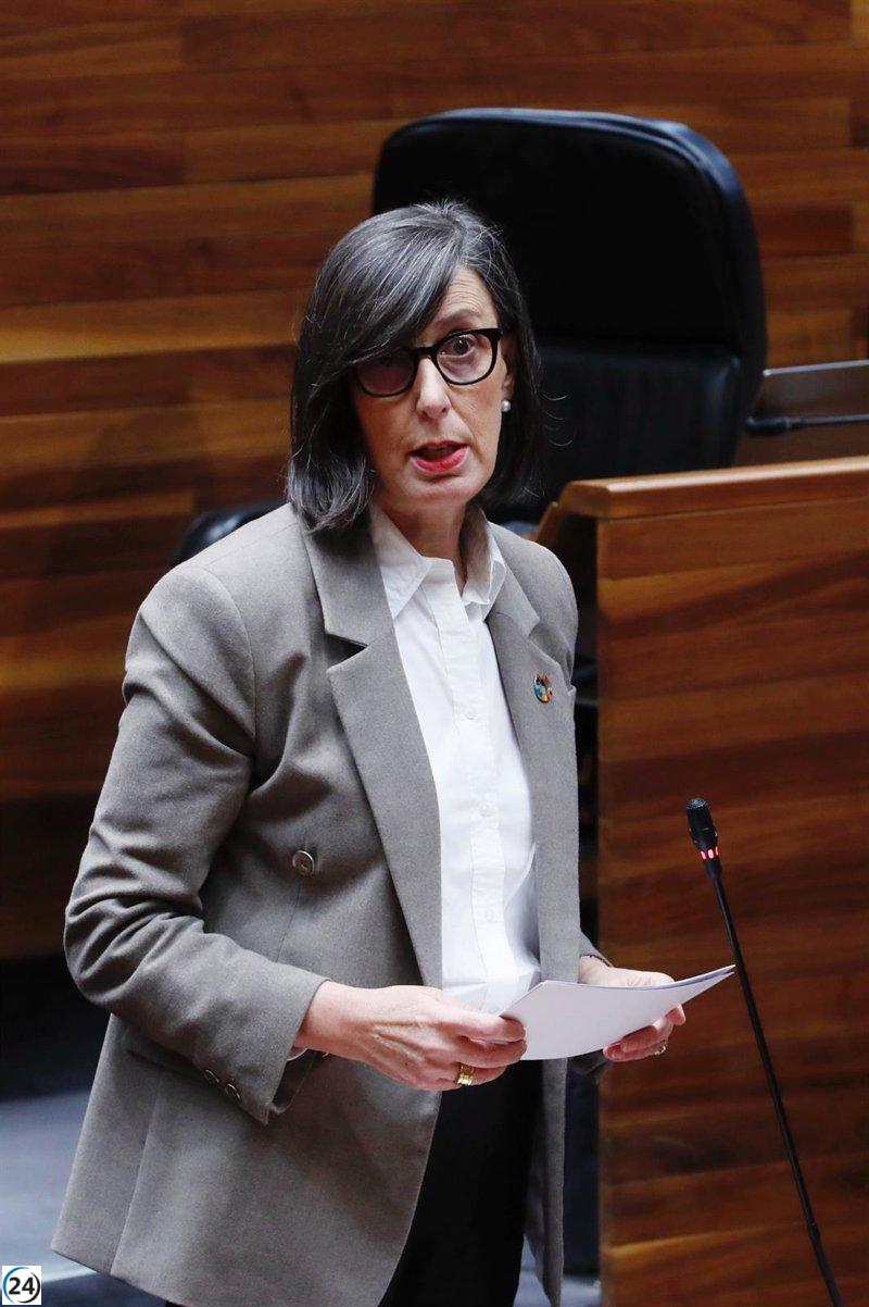 La Coordinadora Ecologista entrega su premiada 'Bullada de purpurina' a la consejera Nieves Roqueñí.