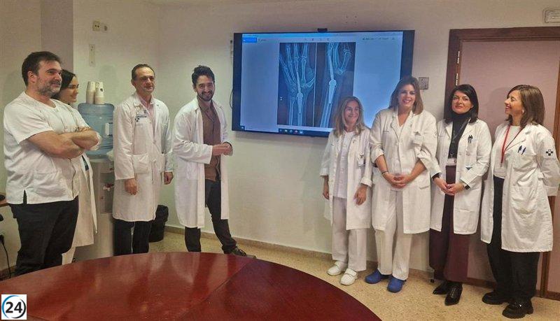 El Hospital San Agustín realiza la primera implantación de una innovadora prótesis de muñeca que alivia el dolor y preserva la movilidad.