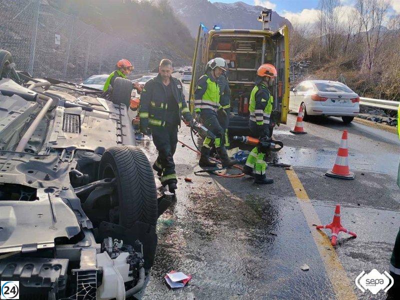 Cinco lesionados en choque en la autopista del Huerna por un argayo.