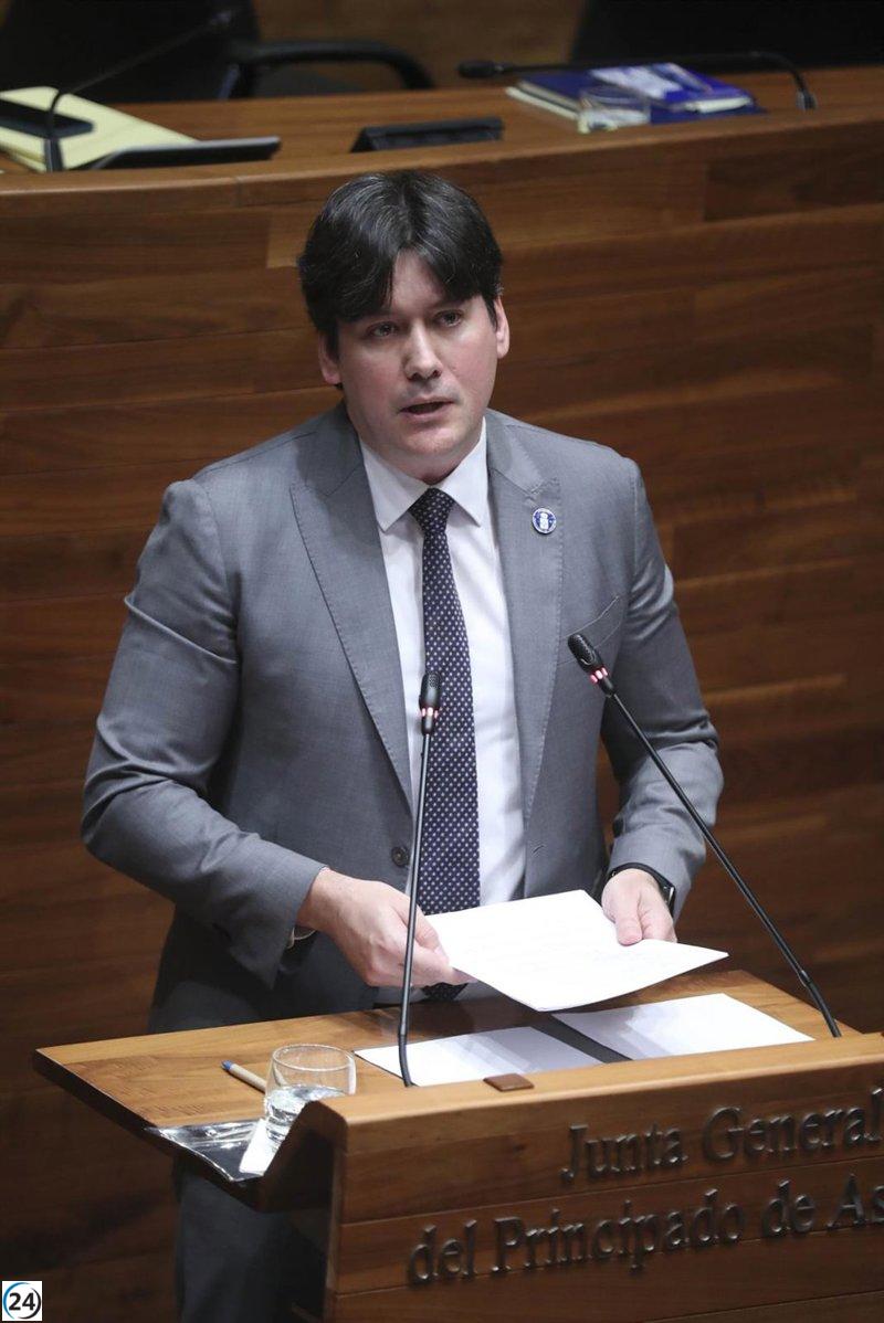 Borja Sánchez elogia la atención del HUCA y confía en la gestión de la Consejería durante su ausencia.