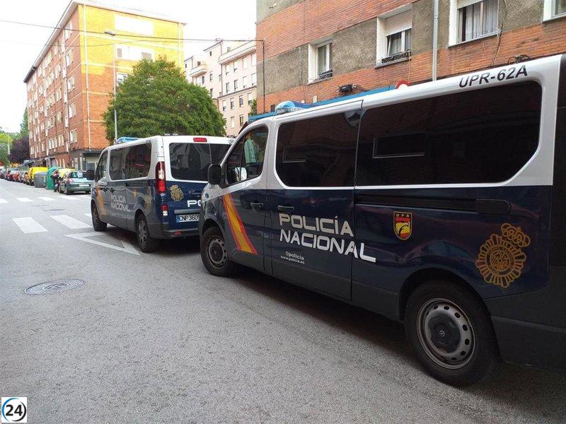 Desalojo policial de un edificio invadido en Gijón.