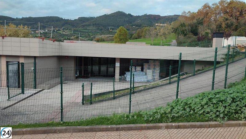 La AMPA de La Florida en Oviedo alerta sobre la falta de patio para los niños debido a obras pendientes.