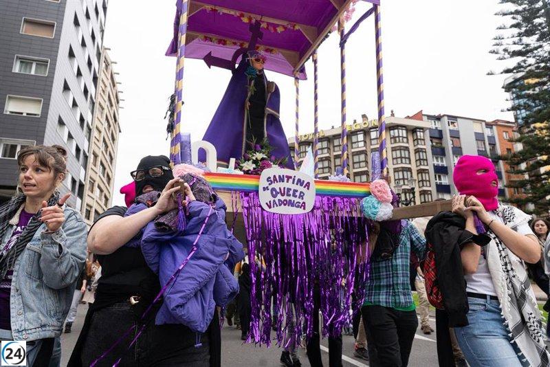 Zapico defiende la 'santina' del 8-M en Gijón, considerándola más decorosa que los muñecos de Pedro Sánchez.