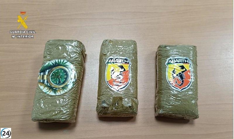 Detienen a un conductor que desechó droga al ser interceptado por la Guardia Civil.