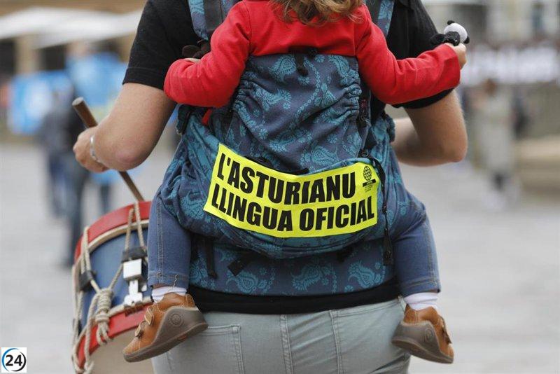 Defensores del asturiano alertan sobre su riesgo, mientras CSIF denuncia gastos exorbitantes.