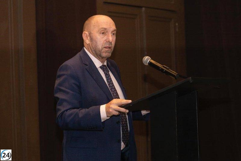 La Junta General destaca la educación como clave para el progreso del pueblo gitano.