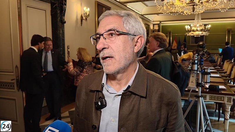 Llamazares critica el respaldo del PP a la universidad privada en Oviedo como perjudicial e insostenible.