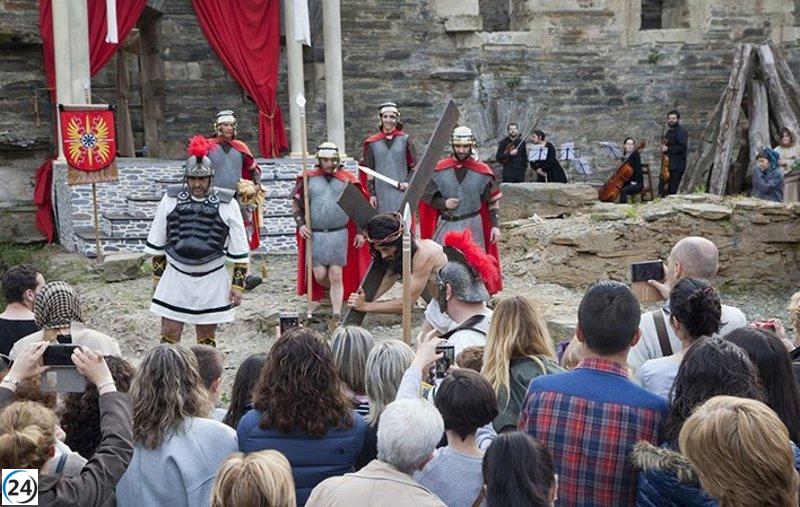 Pueblo asturiano revive la Pasión con un Via Crucis en un antiguo monasterio del siglo XII.