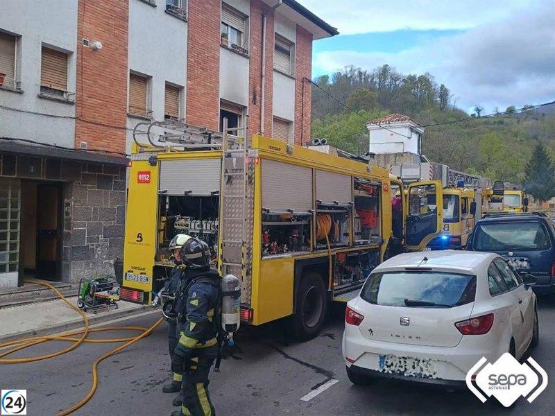 Incendio en Riosa deja dos heridos por humo y tres felinos fallecidos.