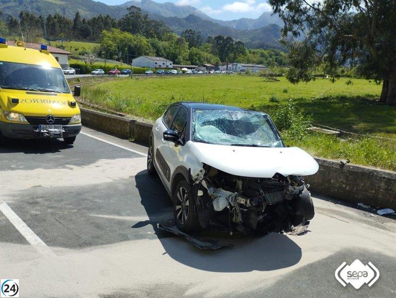 Tres jóvenes lesionados en choque vehicular en la N-632 cerca de Ribadesella.