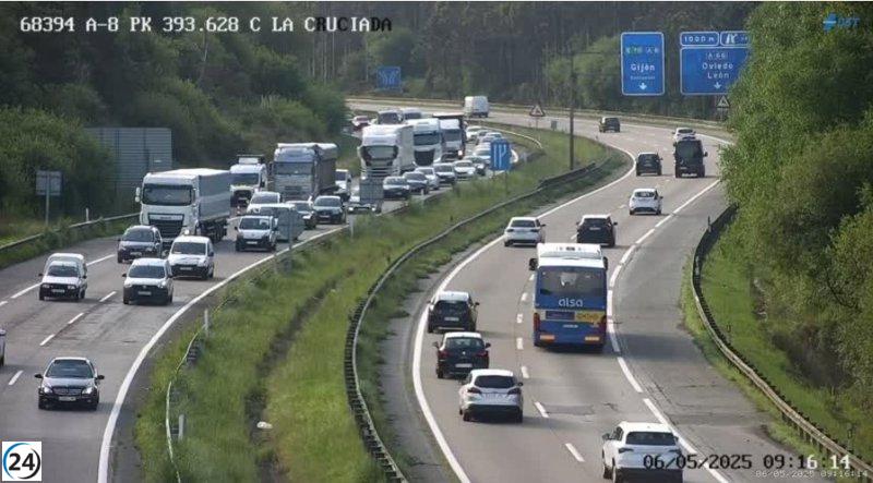 Tres coches colisionan en la autopista 'Y', generando largas filas de tráfico.