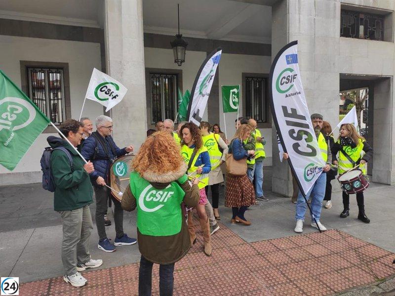 Protesta de CSIF en Oviedo por los constantes fallos de Mónica García.
