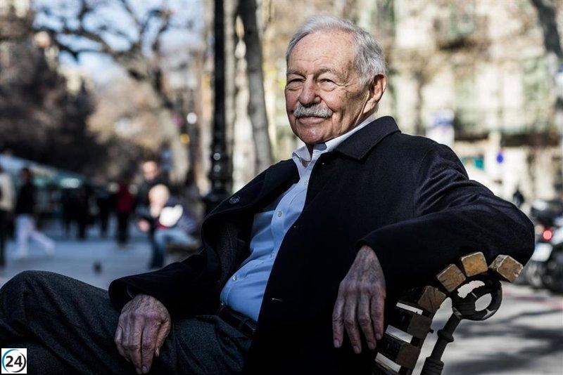 Eduardo Mendoza celebra su victoria con el Premio Princesa de Asturias de las Letras 2025.