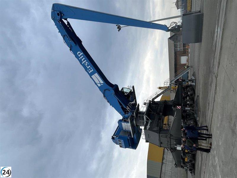 Avilés incorpora una moderna grúa para manejo de materiales en su puerto.