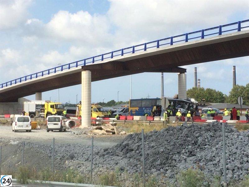 Solicitan cuatro años de cárcel para el chófer del autobús involucrado en el accidente mortal de Avilés en 2018.