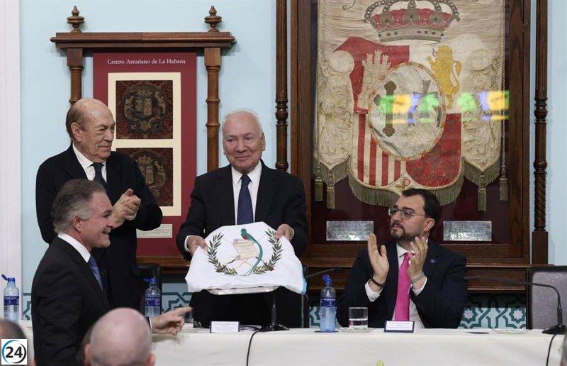 Asturias suma la bandera guatemalteca en el Museo de la Emigración durante un evento encabezado por Barbón.
