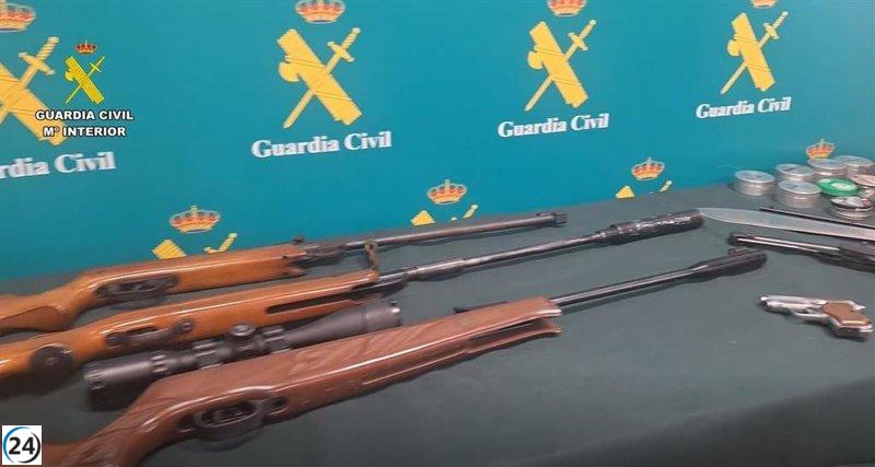 Arrestado en Corvera un hombre por amenazar a un repartidor con un arma y acumular un arsenal en su hogar.