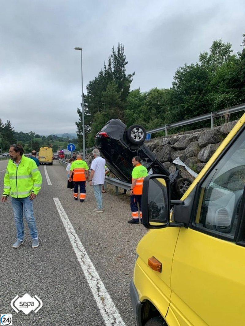 Conductora sufre lesiones tras volcar su vehículo en la A-64, Sariego.