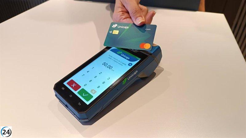 Unicaja actualiza gratuitamente los TPV de sus clientes para cumplir con la normativa de accesibilidad.