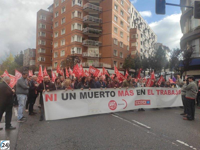 Sindicalistas de UGT y CCOO exigen convocar de inmediato el Plan de Choque por la Siniestralidad tras el fallecimiento de un obrero en Gijón.