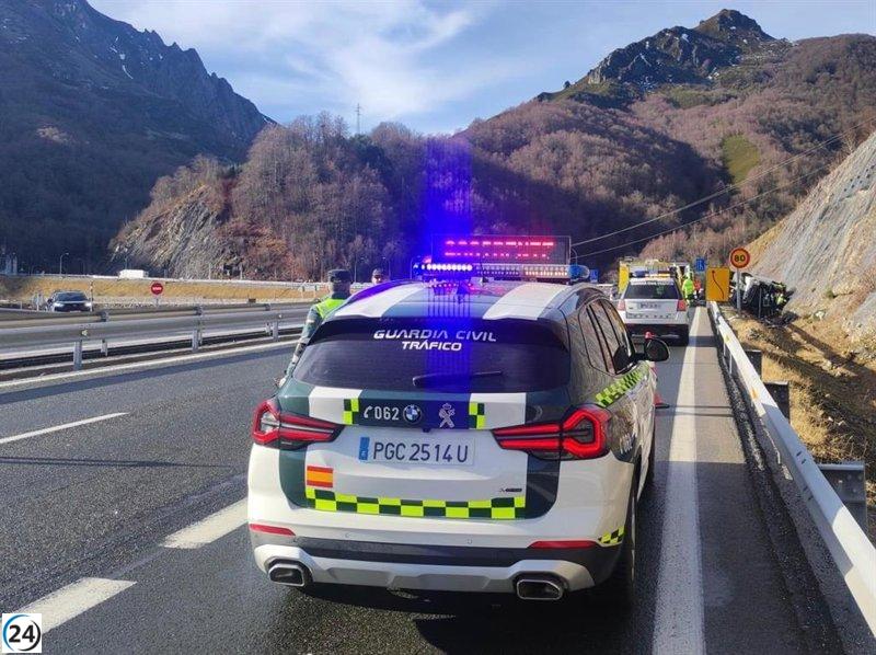 Tres personas resultan con lesiones leves en choque múltiple en la A-66 hacia Gijón.