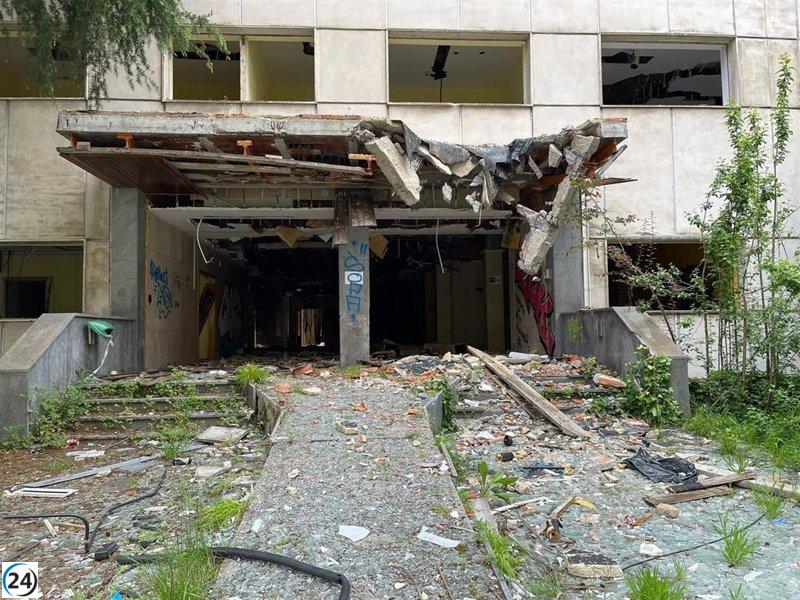 La demolición del viejo HUCA avanza lentamente, con solo un 10% completado y la meta de finalización señalada para 2026.