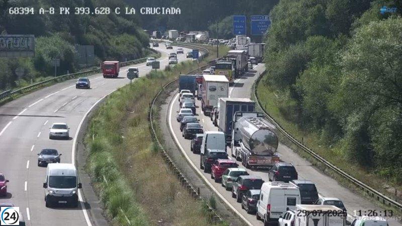 Bloqueo en la A-8 por caída de material en la vía.
