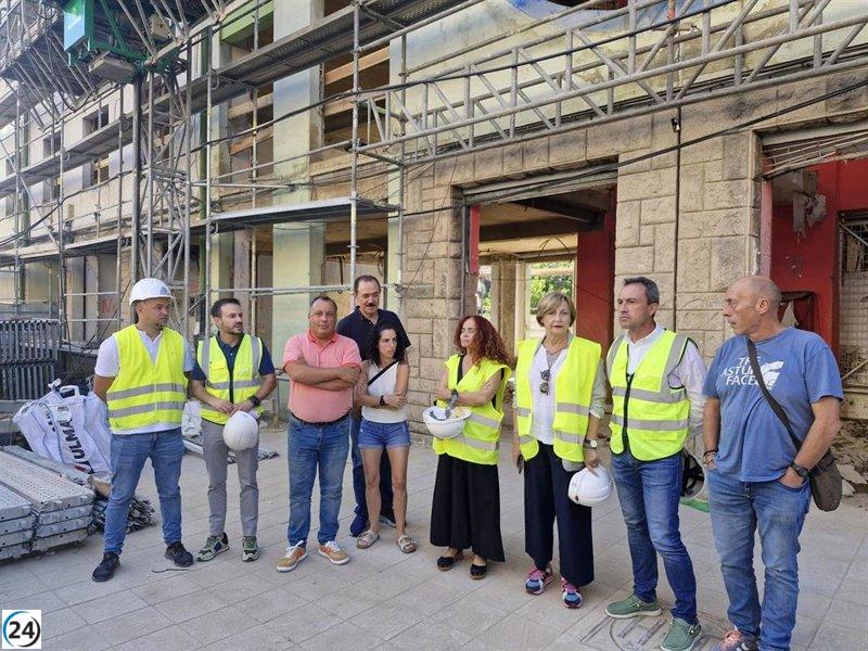 Zapico inspecciona en Villalegre (Avilés) las obras de renovación de viviendas y la edificación de doce apartamentos colaborativos.