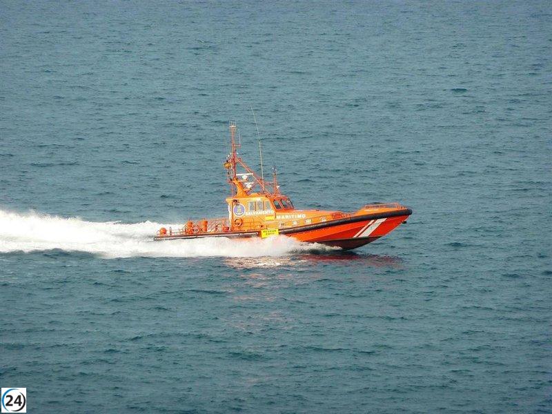 Rescatado a 35 millas de Gijón un pescador en estado crítico.