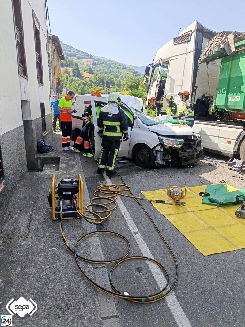 Accidente en Cibuyu: furgoneta y camión chocan, dejando un herido crítico.